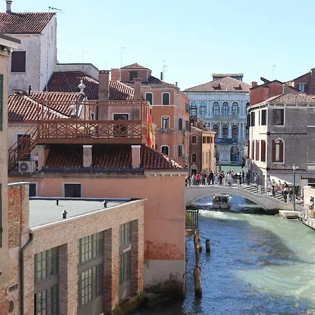 Palazzo Vendramin Costa *