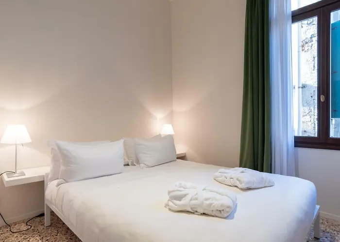 Palazzo Vendramin Costa *