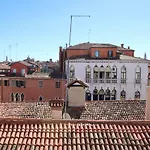 Palazzo Vendramin Costa *