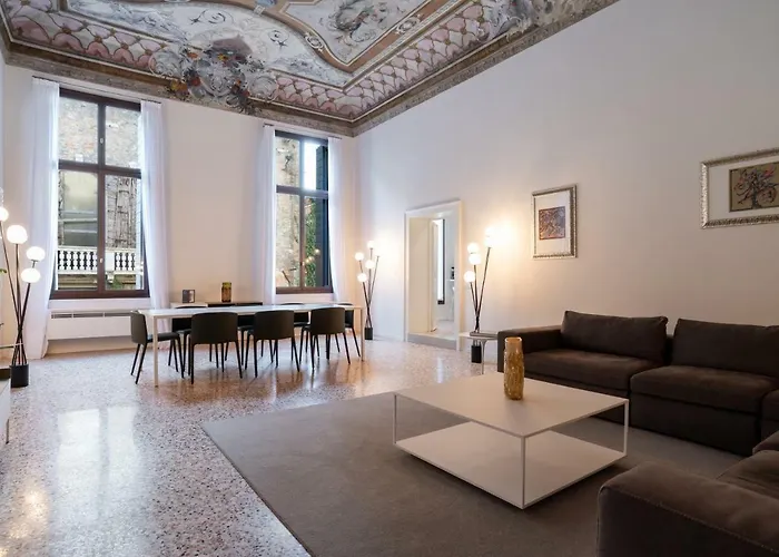 Palazzo Vendramin Costa *