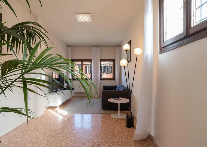 Palazzo Vendramin Costa *